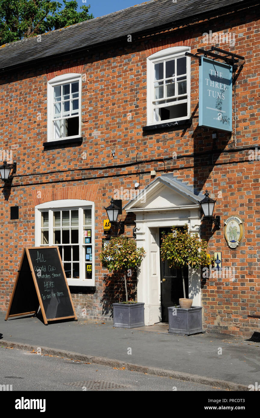 The Three Tuns, High Street, Ashwell, Hertfordshire, est le seul exemple d'un bâtiment de la reine Anne dans le village. Il a été construit en 1803 comme une auberge. Banque D'Images