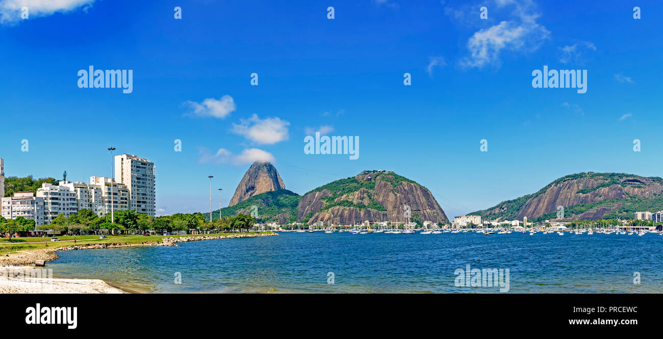 Matin panoramique vue sur la plage et Botafogo cove avec ses immeubles, la colline du Pain de Sucre, les bateaux et les montagnes à Rio de Janeiro Banque D'Images