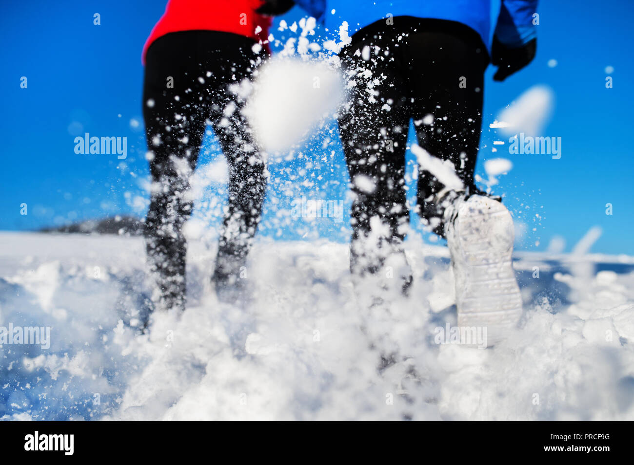 Vue arrière des jambes de la haute couple jogging en hiver la nature. Banque D'Images
