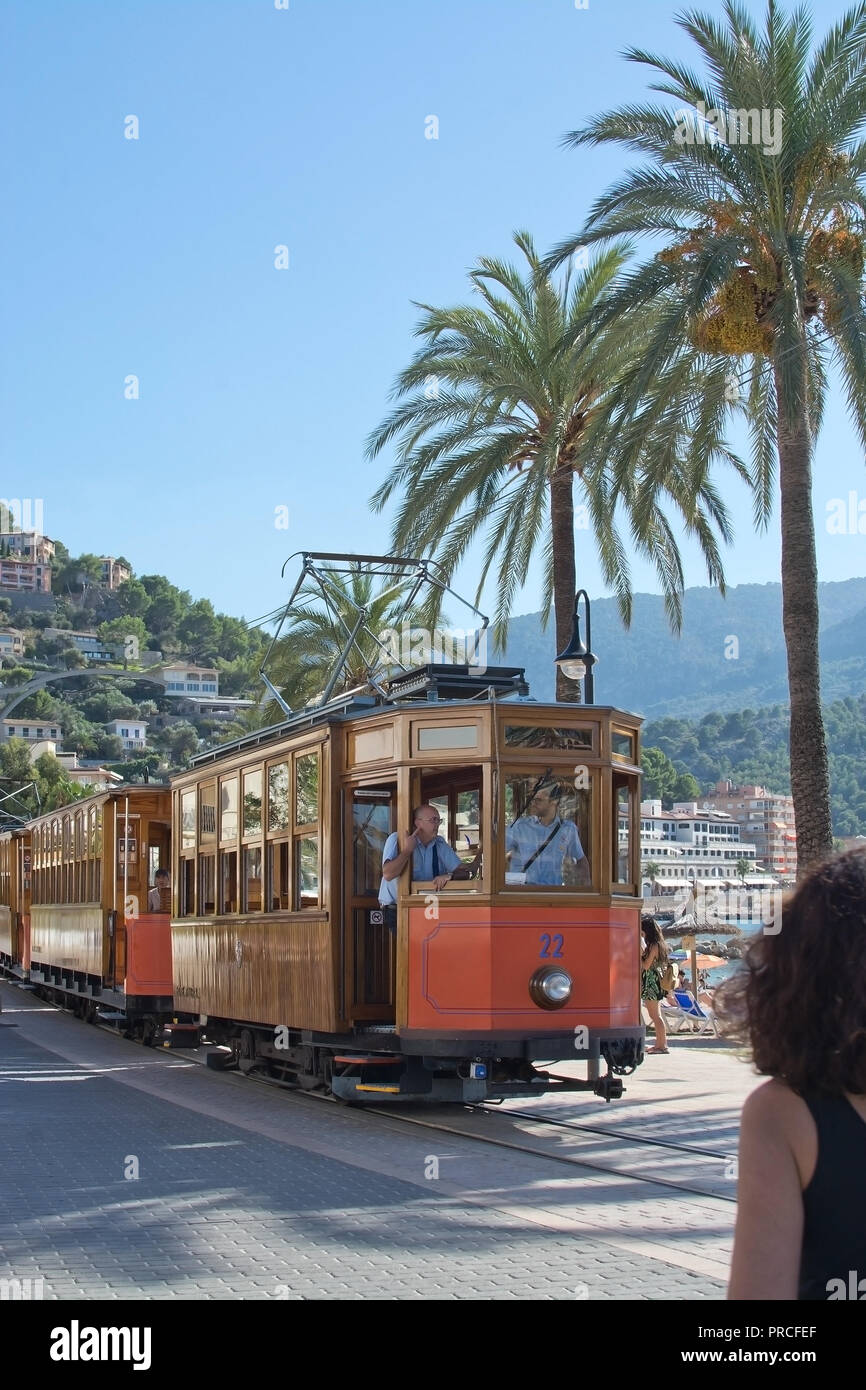 SOLLER, Majorque, Espagne - 28 septembre 2018 : l'ancien tramway Soller sur la voie le long de la promenade de bord de mer sous le soleil d'après-midi le 28 septembre, 2018, à Soller Banque D'Images