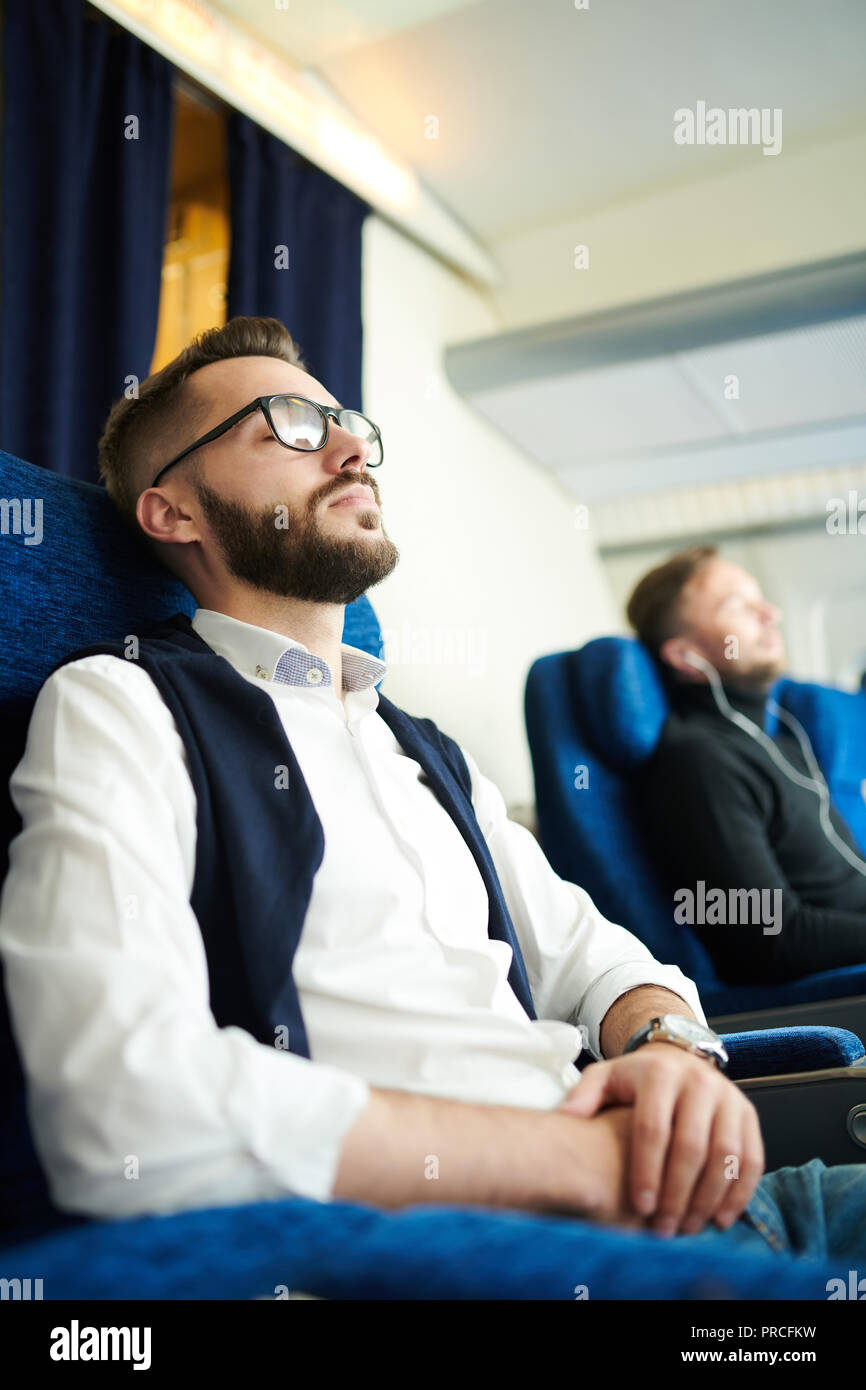 Jeune homme dans le plan de couchage Banque D'Images