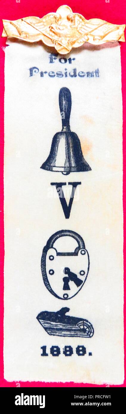Campagne ruban blanc et bleu, avec un axe de barre d'or sous la forme d'un aigle américain patriote, et un rébus constitué d'images d'une cloche, la lettre 'V', ' un verrou, et un journal de bois, énonçant le nom 'Lockwood, Belva ' pour promouvoir la candidature de Belva Ann Lockwood, un avocat, et suffragette, qui a couru pour le président des États-Unis en 1884 et 1888, fabriqué pour le marché américain, 1888. Photographie par Emilie van Beugen. () Banque D'Images