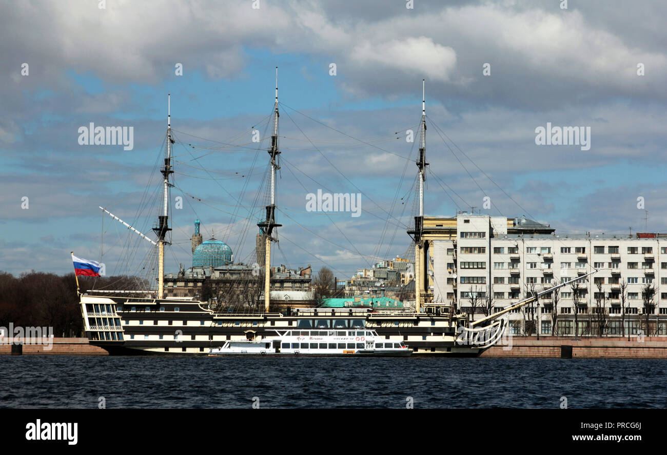 Un magnifique 3 mâts s'est amarré à quai sur la Neva à Saint-Pétersbourg, en Russie. Banque D'Images
