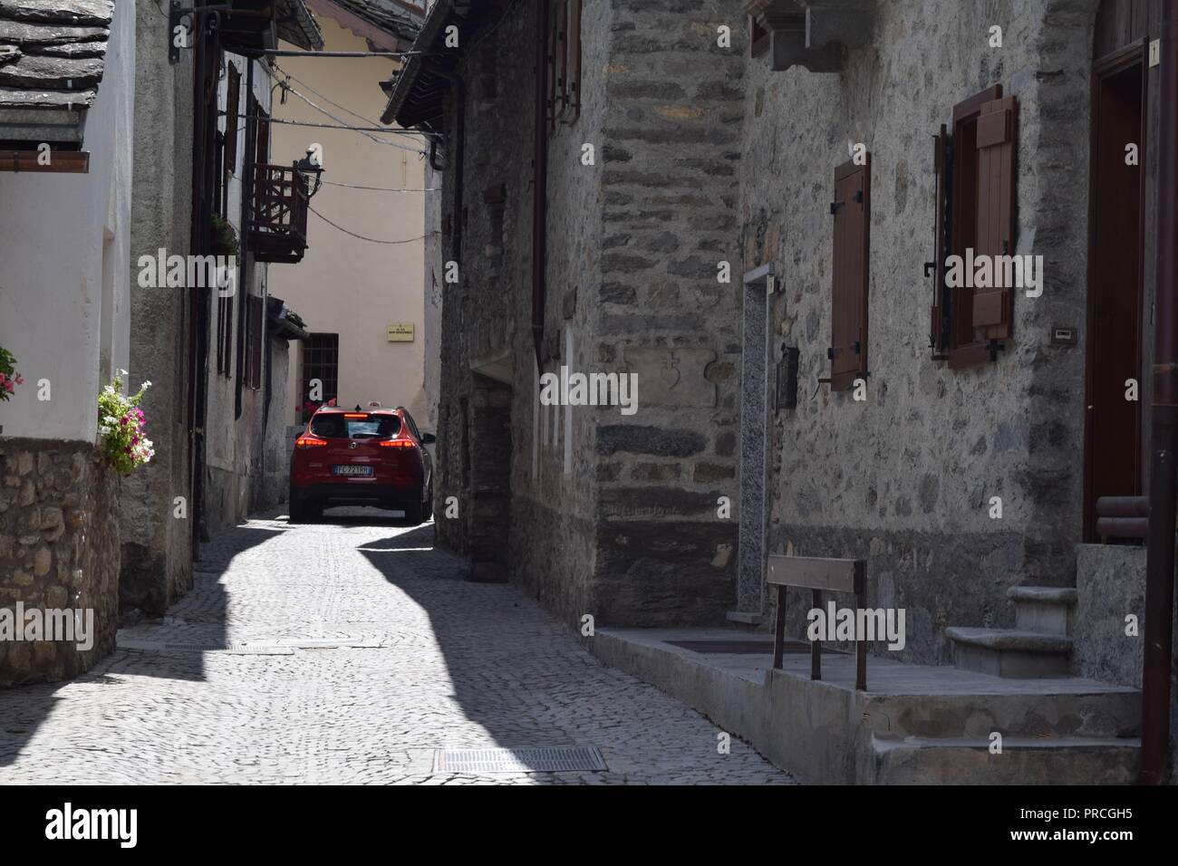 Location de voyager dans une petite rue à Courmayeur, Italie près du tunnel du Mont Blanc Banque D'Images