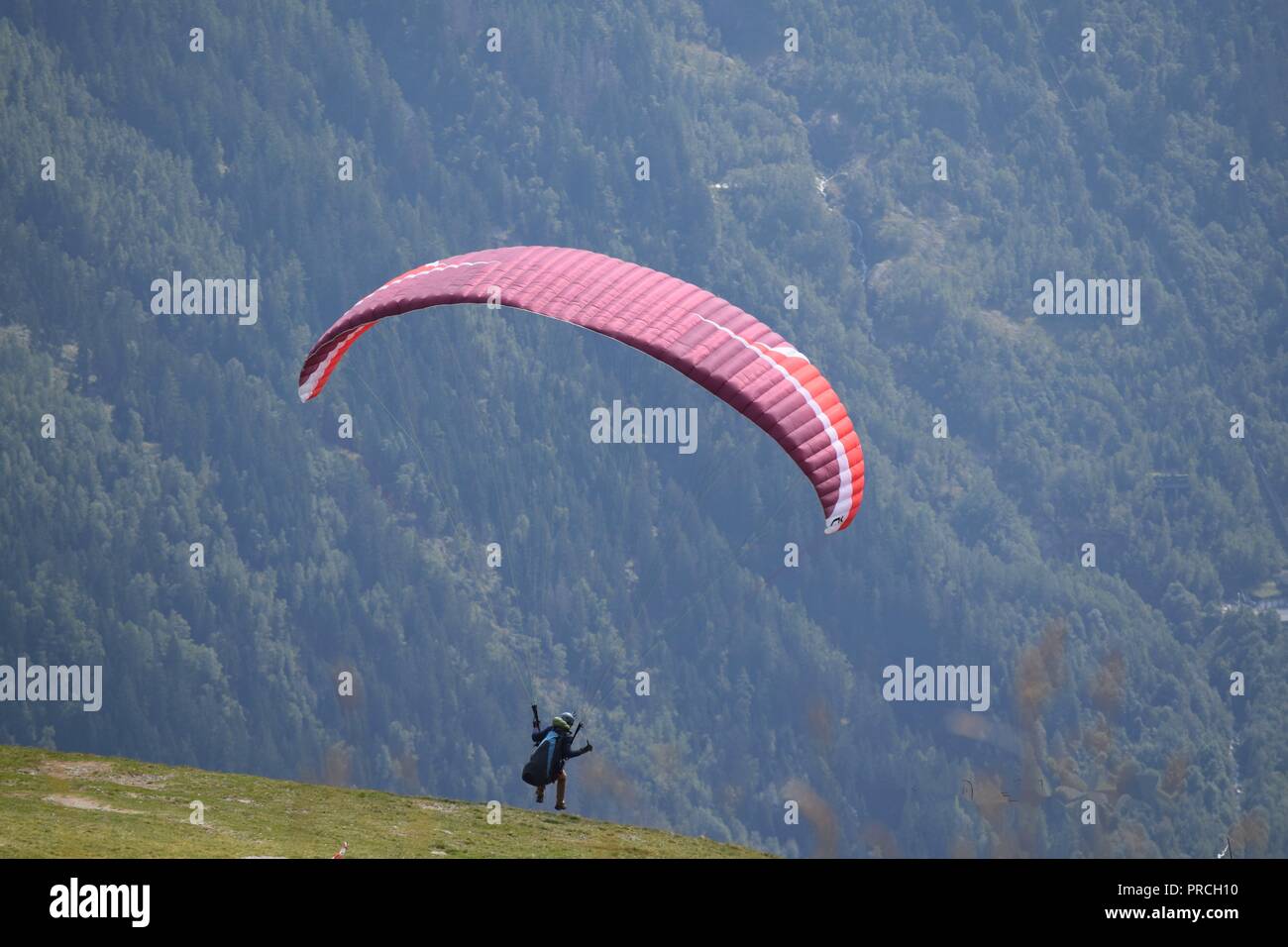 Le parapente dans les Alpes françaises, près de Chamoix Banque D'Images