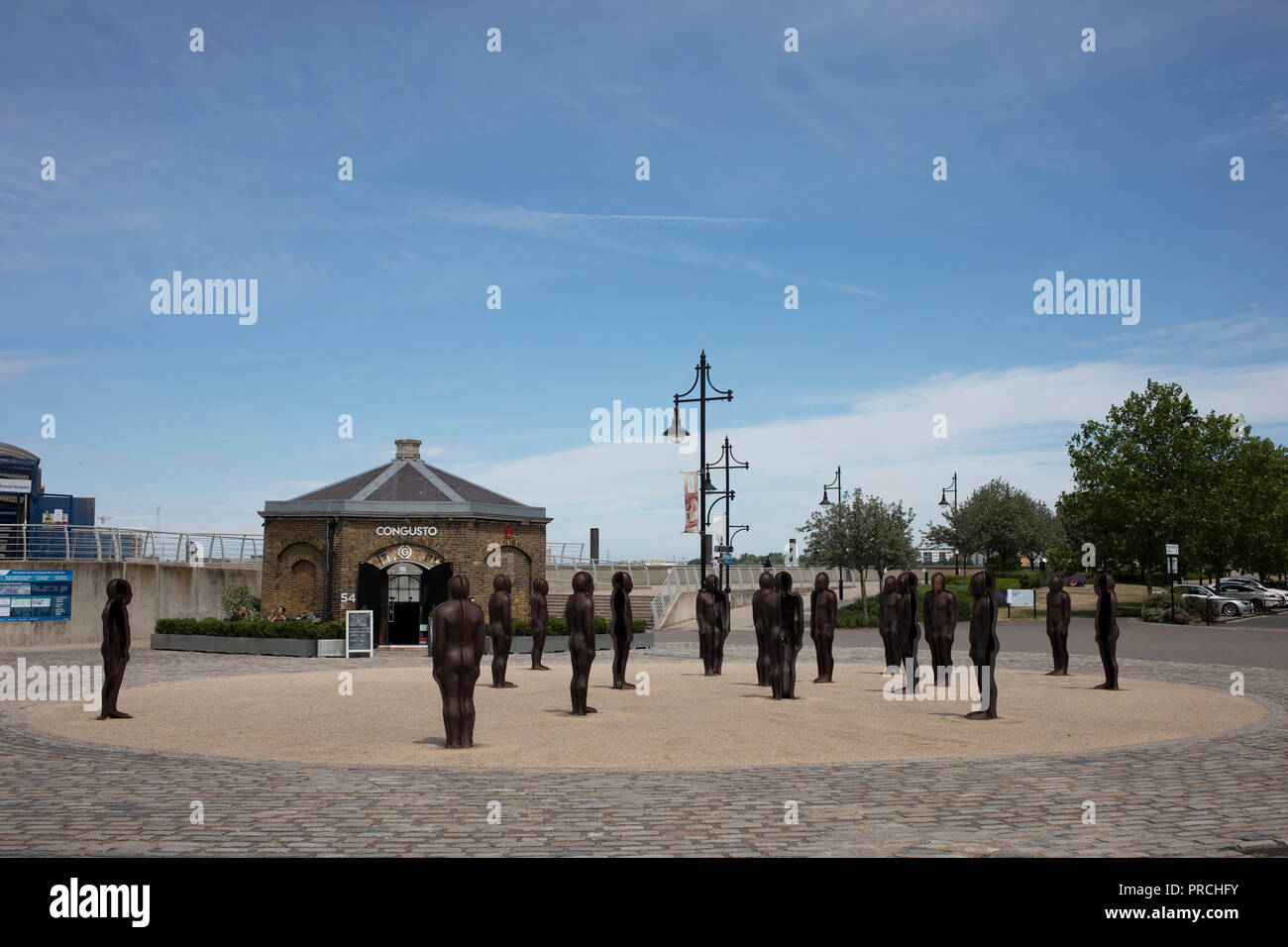 Peter Burke sculpture intitulée Assemblée Générale, composé de plusieurs hommes en fonte à Woolwich Arsenal à Londres, Royaume-Uni. Banque D'Images