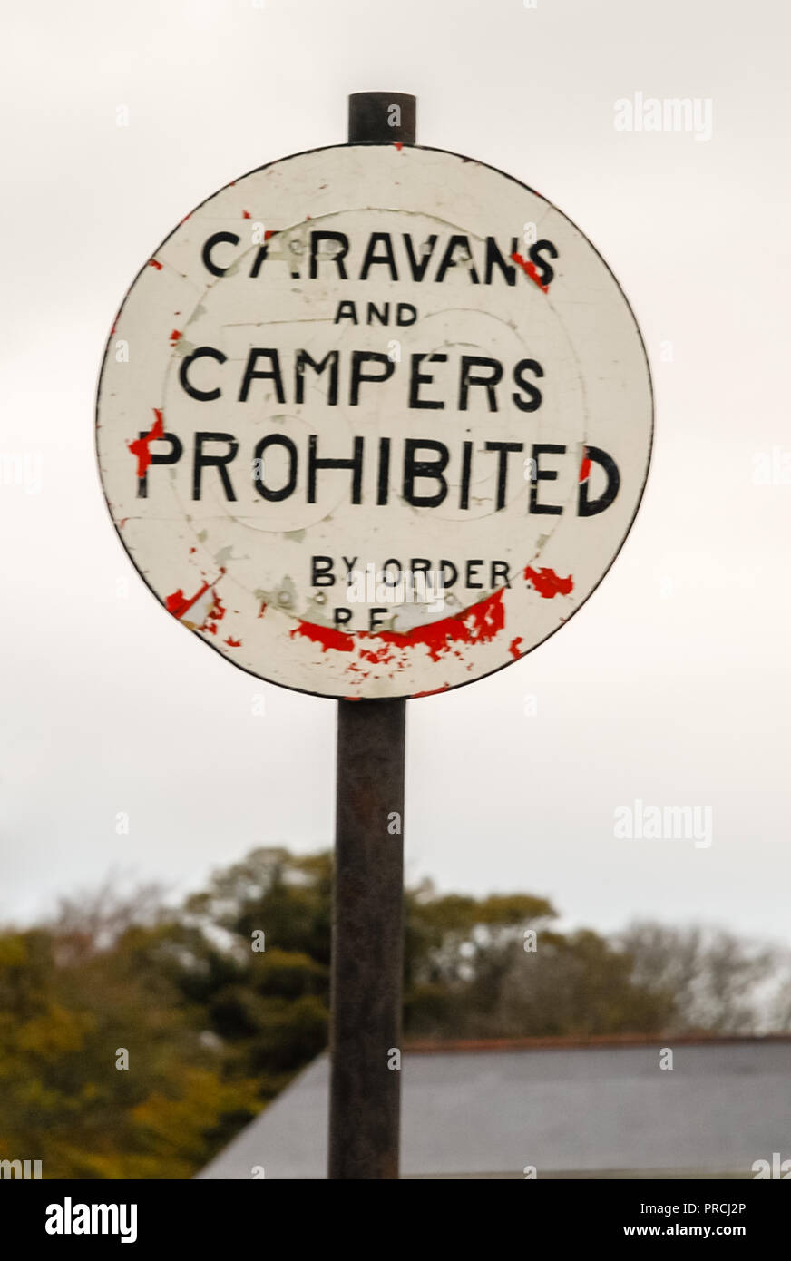 Panneau disant que caravanes et camping-cars sont interdits par l'arrêté. Banque D'Images