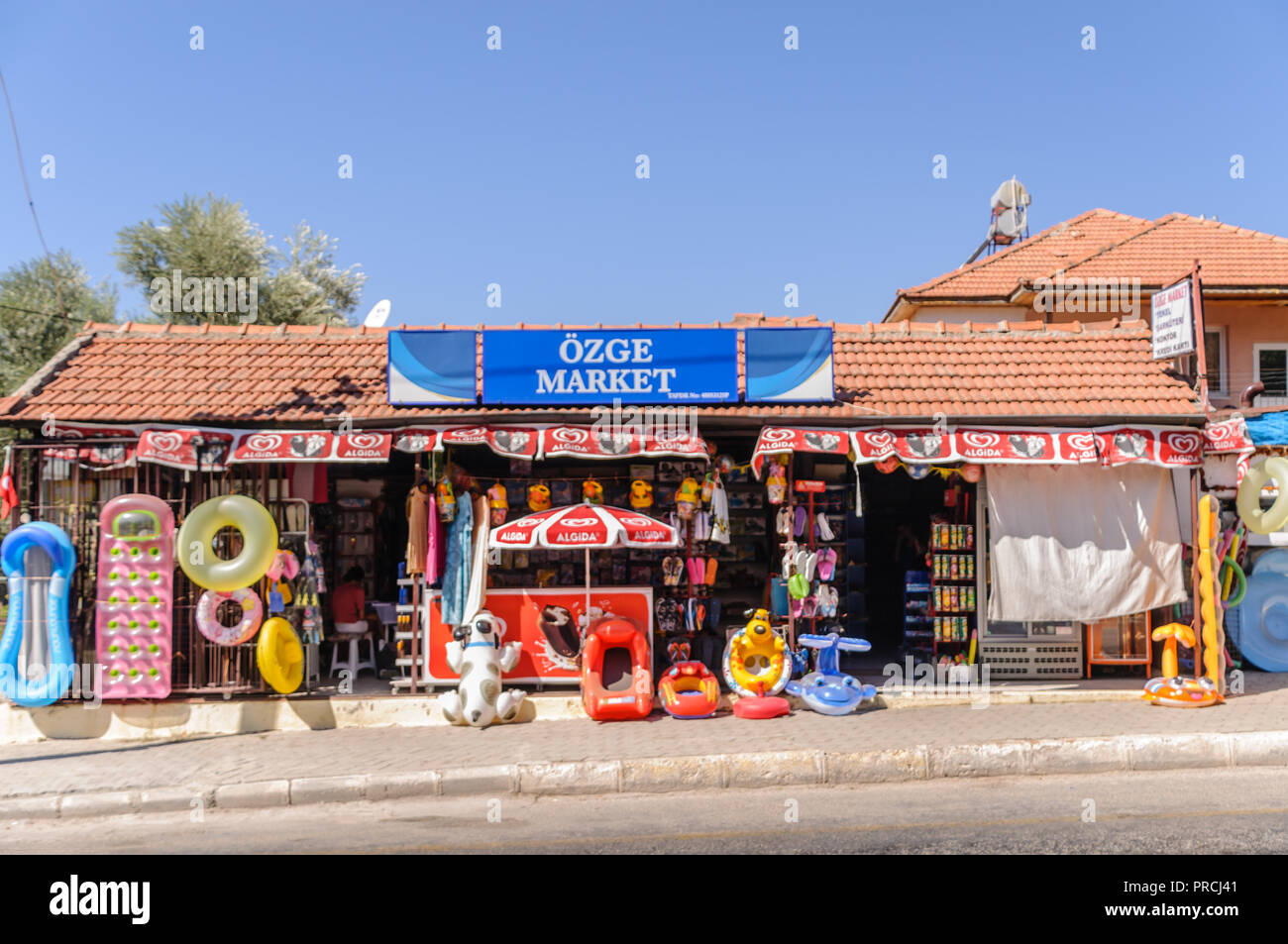 Shop pour les touristes indépendants avec piscine gonflable jouets, de la crème solaire et des souvenirs dans Hisaronou Fethaye, Olu Deniz,, la Turquie. Banque D'Images