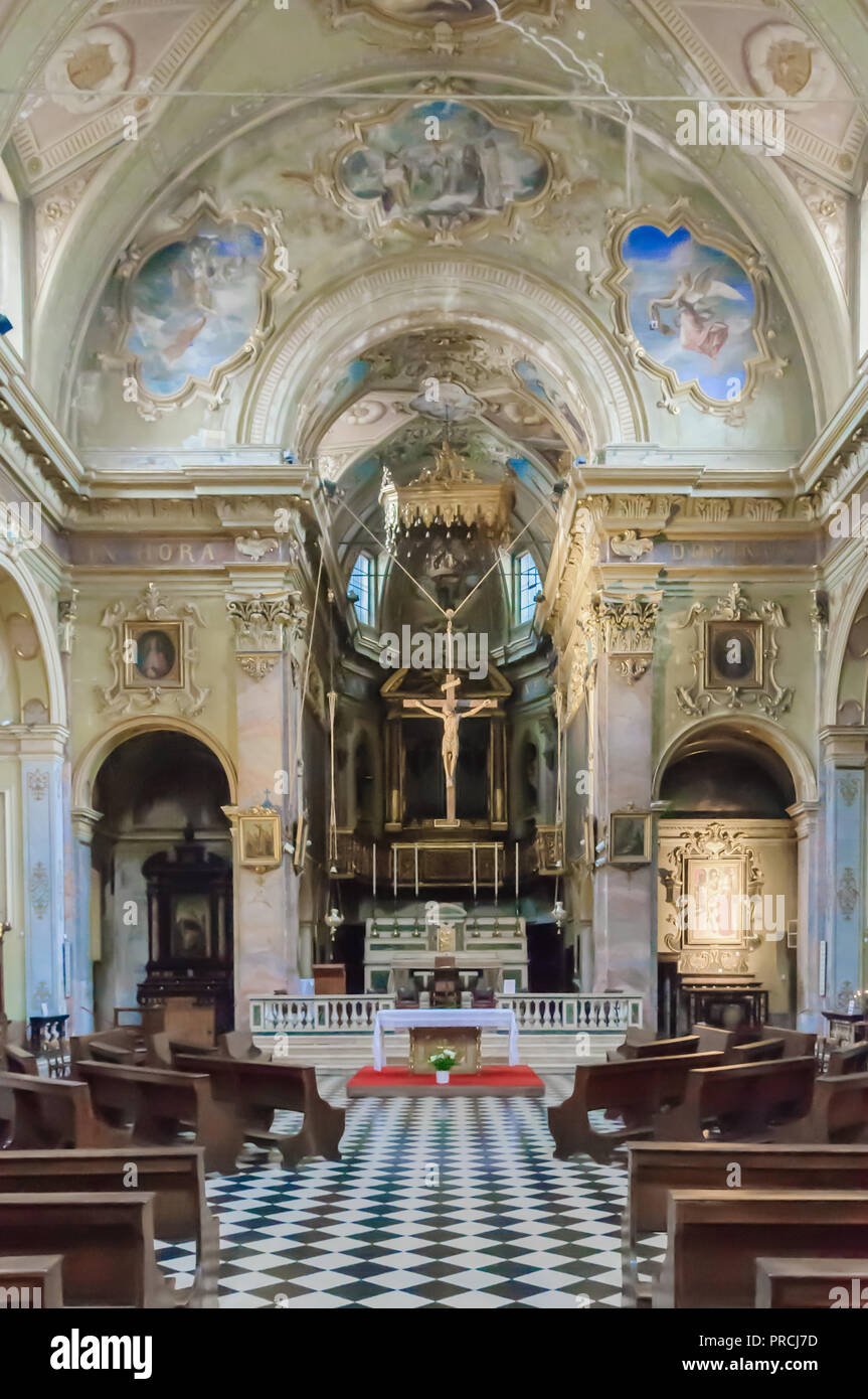 Autel et grand crucifix à l'intérieur de la Chiesa di Sant'Agata del Carmine, en Citta Alta, Bergame, Italie Banque D'Images