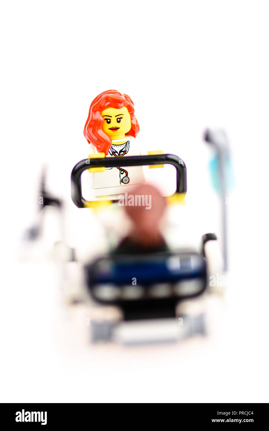 Infirmière Lego pousse un patient dans un lit d'hôpital. Banque D'Images