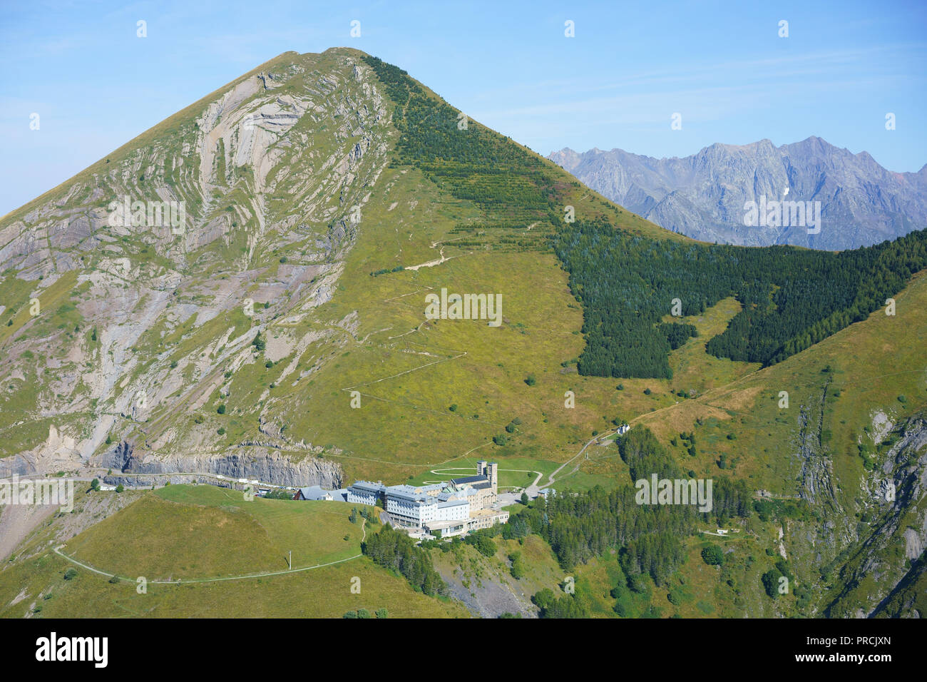 VUE AÉRIENNE. Sommet du Gargas (2208m asl) surplombant le Sanctuaire de notre-Dame de la Salette (1769m asl). La Salette-Fallavaux, Isère, France. Banque D'Images