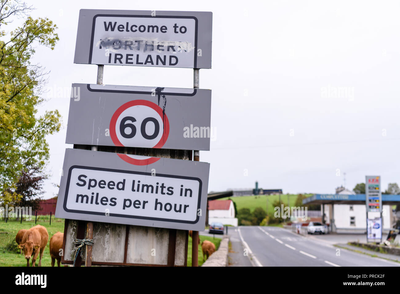 Inscrivez-vous à la frontière irlandaise entre Irlande du Nord et la République d'Irlande que pour détourner les limites de vitesse sont maintenant en miles par heure. Banque D'Images
