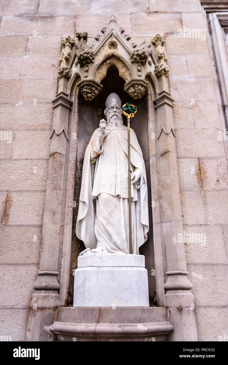 Statues en marbre de Saint Patrick à l'entrée d'Armagh cathédrale catholique romaine, Armagh, en Irlande du Nord. Banque D'Images