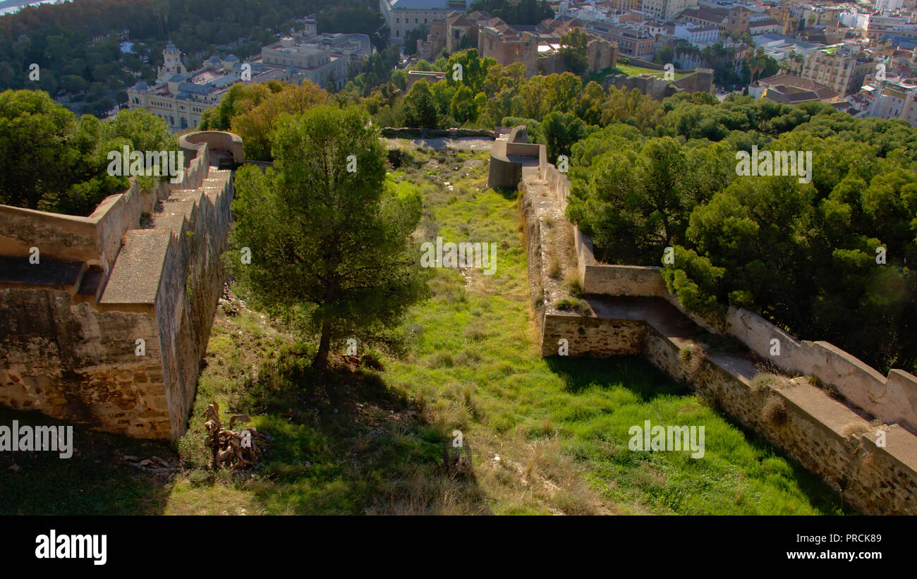 Jardin Vert de Gibralfaro château mauresque, avec la ville de Malaga ci-dessous Banque D'Images