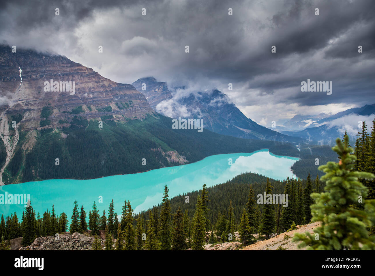 Ciel nuageux sur le Lac Peyto, Alberta, Canada, un paysage emblématique des Montagnes Rocheuses Banque D'Images