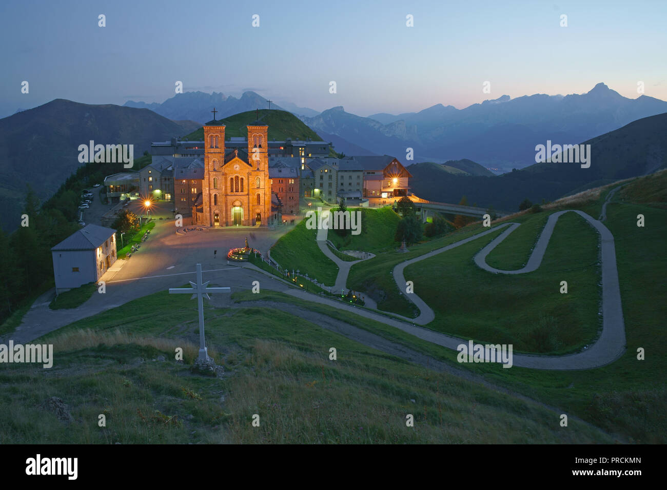 Sanctuaire de notre-Dame de la Salette au crépuscule avec les montagnes alpines pour l'arrière-plan. La Salette-Fallavaux, Isère, Auvergne-Rhône-Alpes, France. Banque D'Images