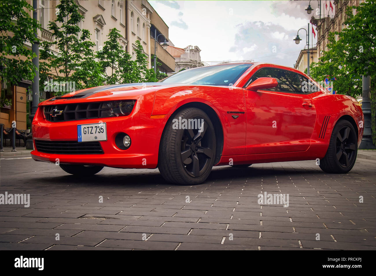 VILNIUS, LITUANIE-Juin 10, 2017 : 2015 Chevrolet Camaro (cinquième génération) les rues de la ville. Banque D'Images