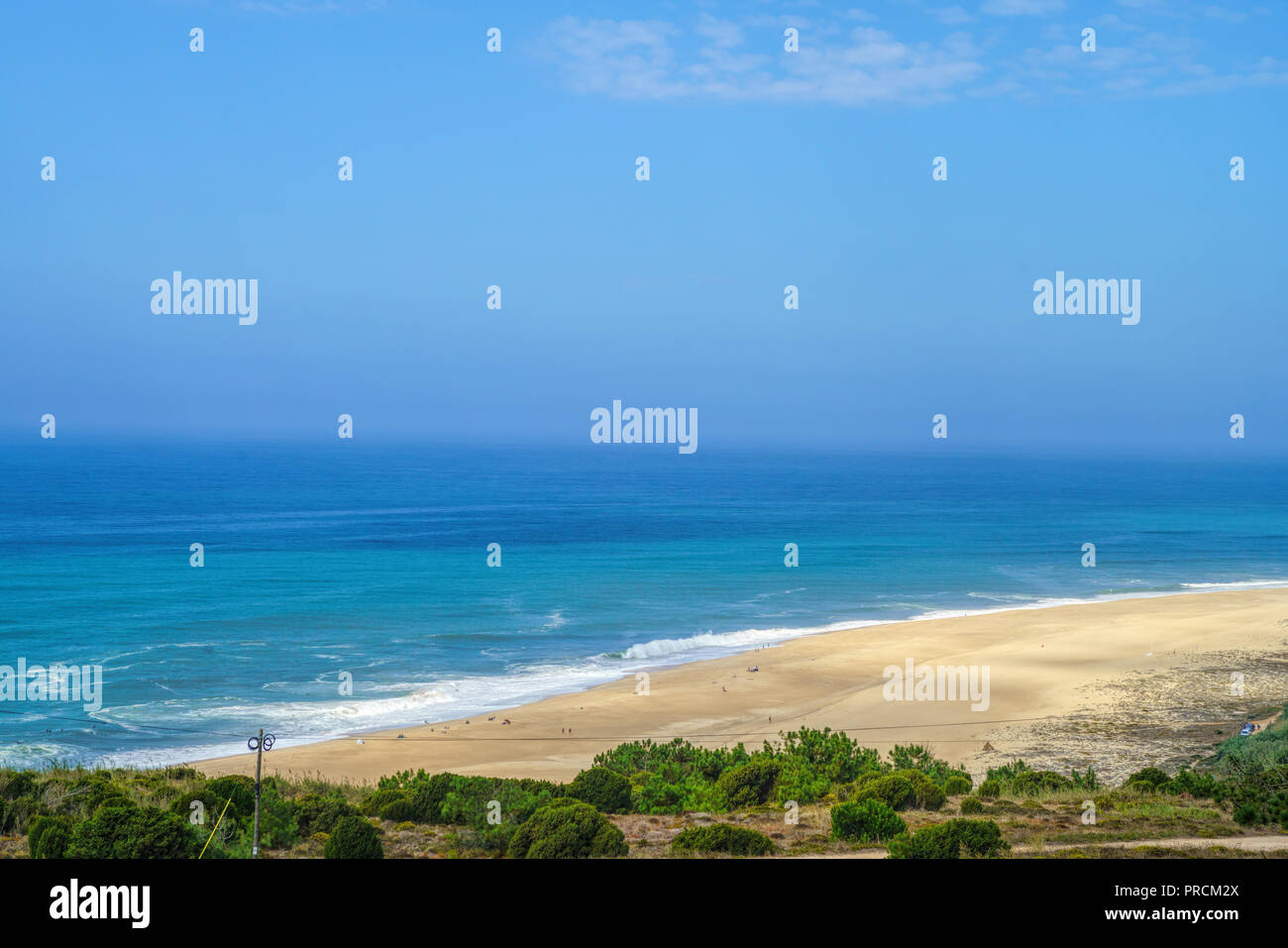 Décor De Nazare Plage De Sable Avec Des Vagues Docéan