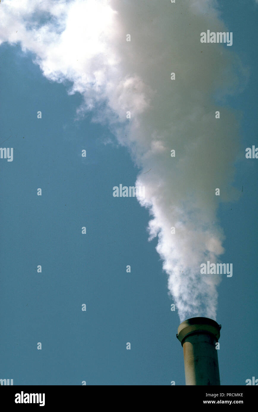 12 décembre 1997 - close up la pollution provenant d'une cheminée d'usine Banque D'Images