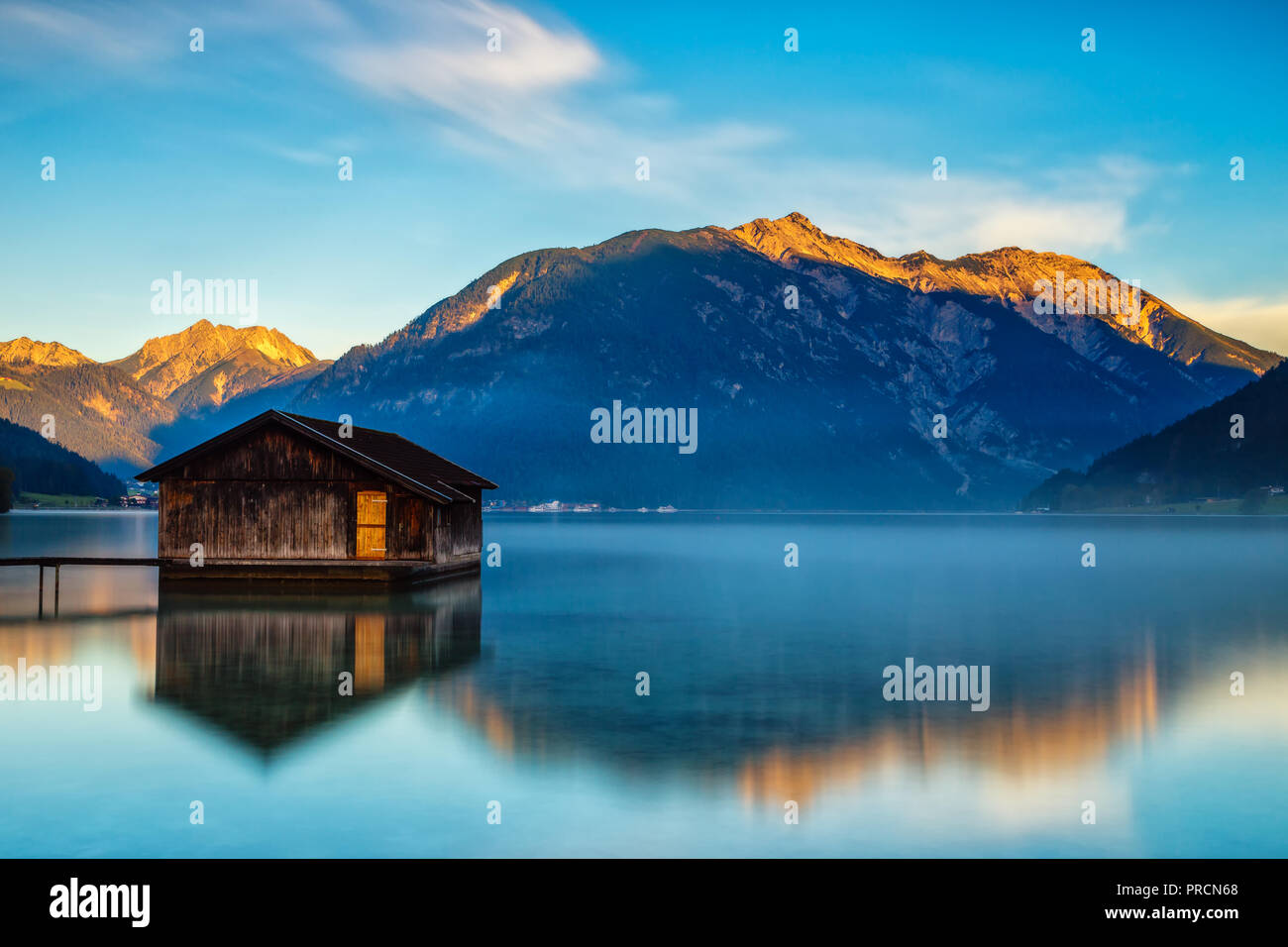 L'augmentation du brouillard au lever du soleil crée une bonne ambiance au Lac Achensee en Autriche. Banque D'Images