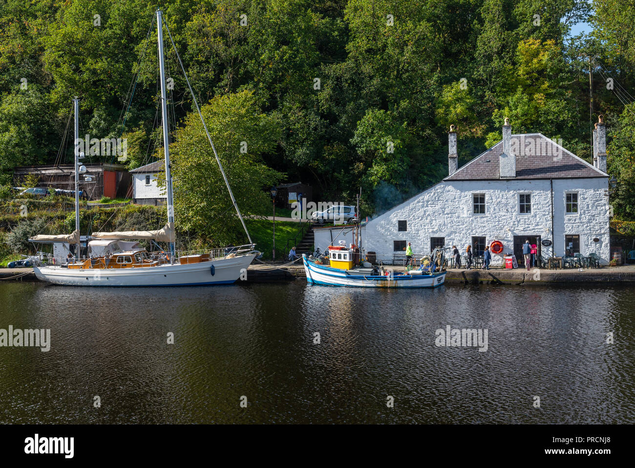 Café et bateau de pêche dans le bassin du Canal Crinan, Argyll Ecosse Banque D'Images