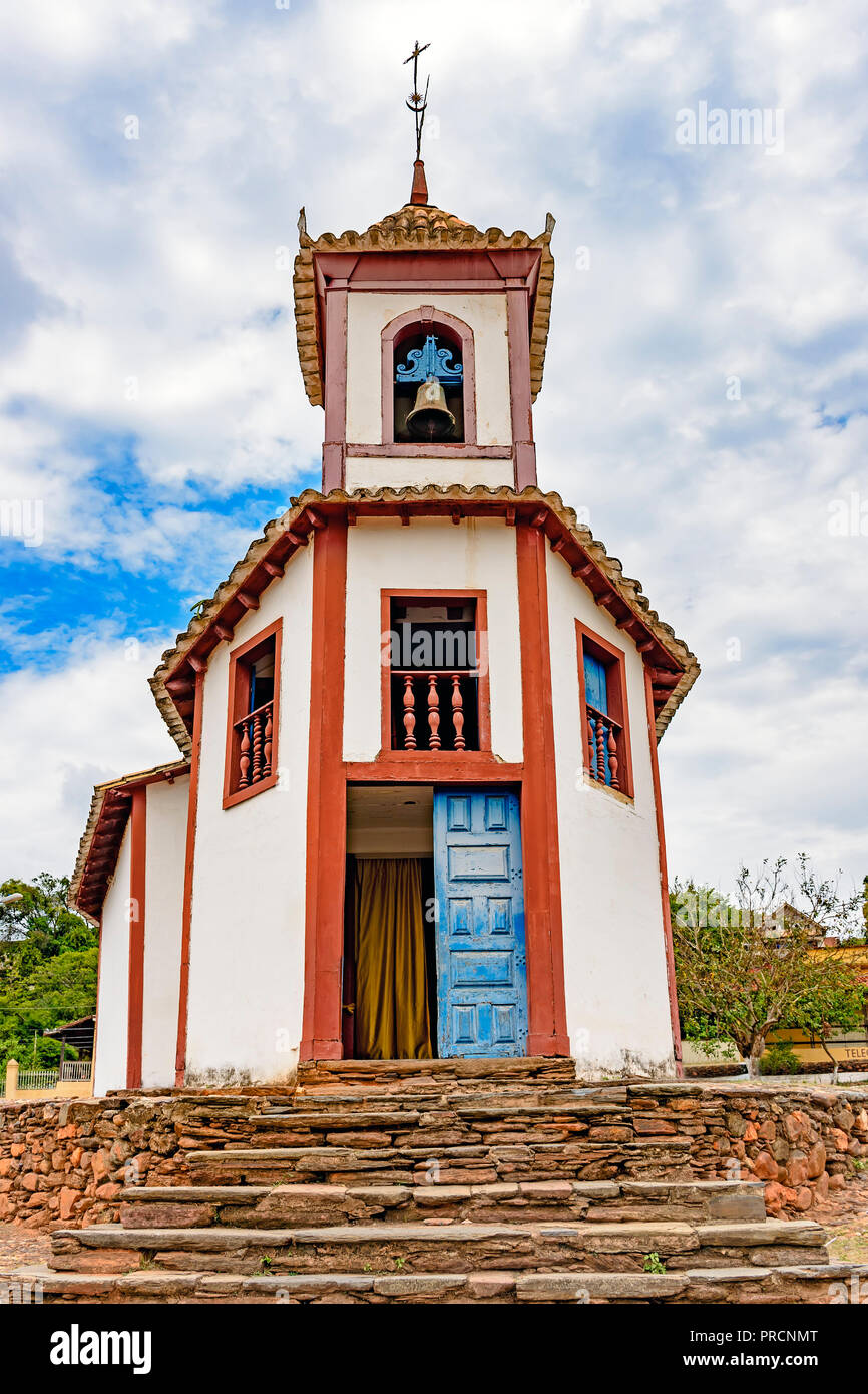 Ancien et historique dans l'église catholique et l'architecture coloniale baroque construit en 1717 dans la ville de Sabara dans le Minas Gerais Banque D'Images