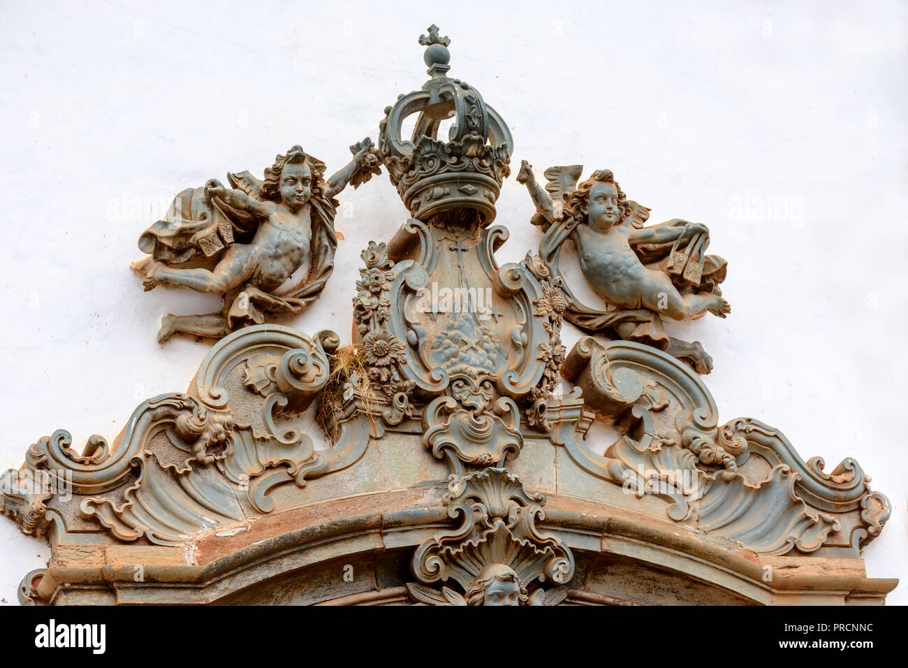 Sculptures et ornements de style baroque sur la façade d'une vieille église historique et dans la ville de Sabara dans Geraisil Minas Banque D'Images