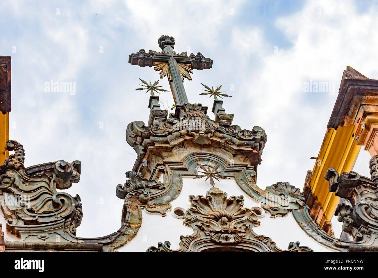 Crucifix de style baroque sur le dessus de l'église anciens et historiques dans la ville de Sabara dans le Minas Gerais Banque D'Images