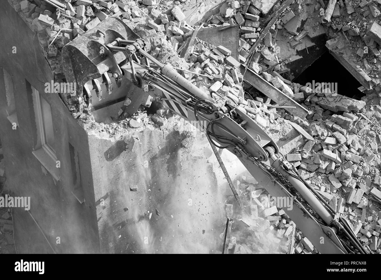 Mur de brique d'écrasement, démolition de bâtiments au moyen d'une excavatrice, vue de dessus. Banque D'Images