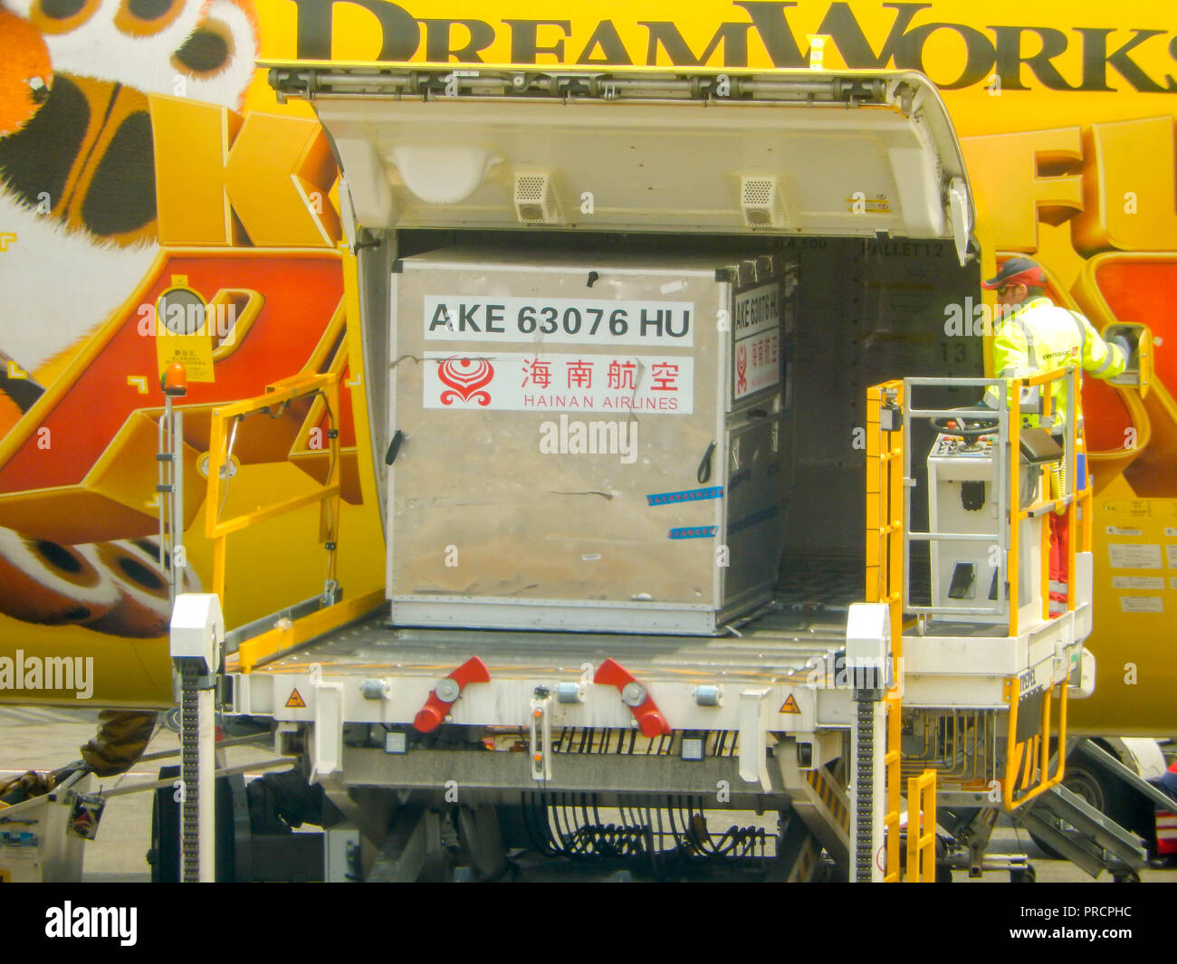 SEATTLE, WA - JUIN 2019 palettes de fret aérien : être chargés dans la soute d'un Boeing 787 Dreamliner de Hainan Airlines à l'aéroport de Seattle Tacoma. Banque D'Images