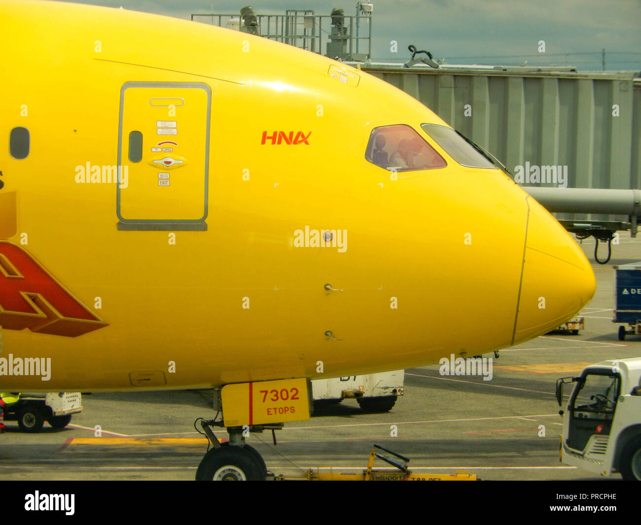 SEATTLE, WA - Juin 2019 : Nez et la fenêtre du cockpit d'un Boeing 787 Dreamliner de Hainan Airlines à l'aéroport de Seattle Tacoma. Banque D'Images
