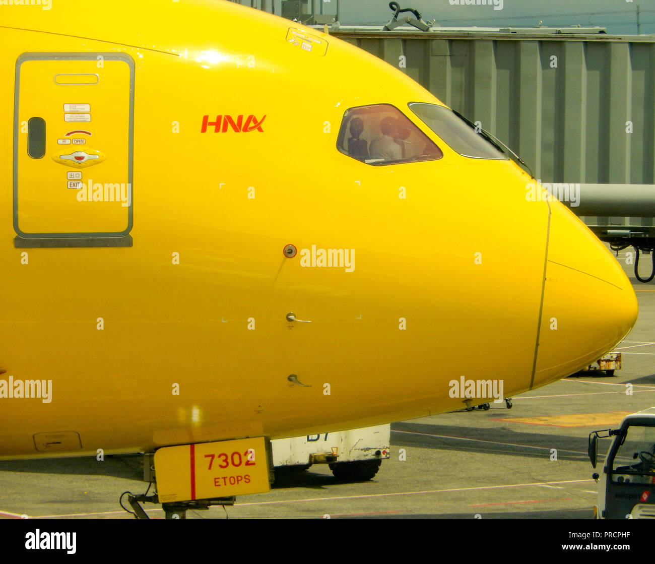 SEATTLE, WA - Juin 2019 : le nez et la fenêtre du cockpit d'un Boeing 787 Dreamliner de Hainan Airlines à l'aéroport de Seattle Tacoma. Banque D'Images