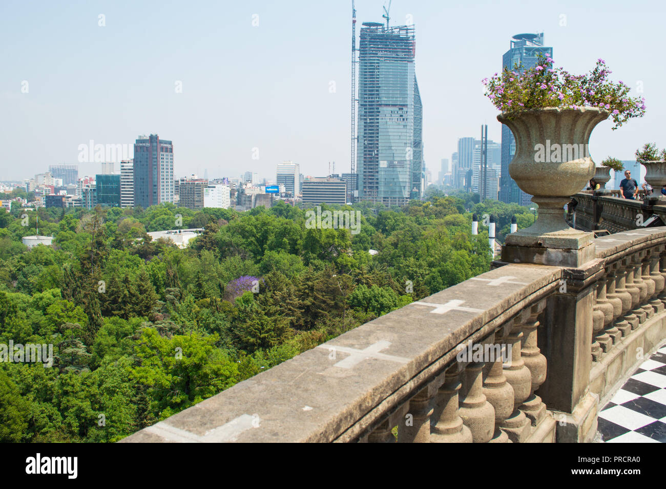 Vue sur la ville depuis le haut du château de Chapultepec, Mexico. Banque D'Images