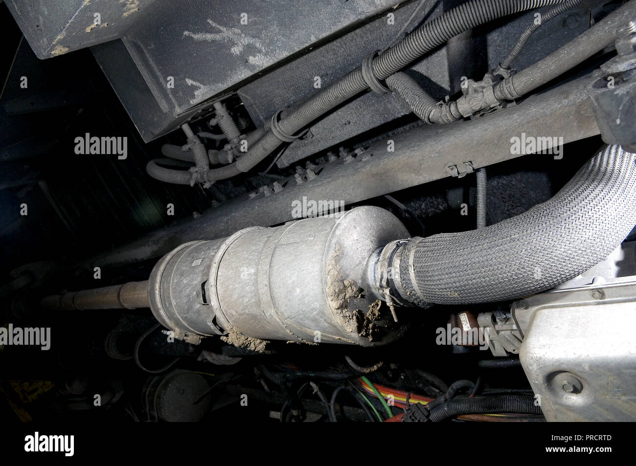 Un filtre à particules diesel dans le système d'échappement d'une voiture  sur un pont élévateur dans un atelier de voiture, vu de dessous Photo Stock  - Alamy