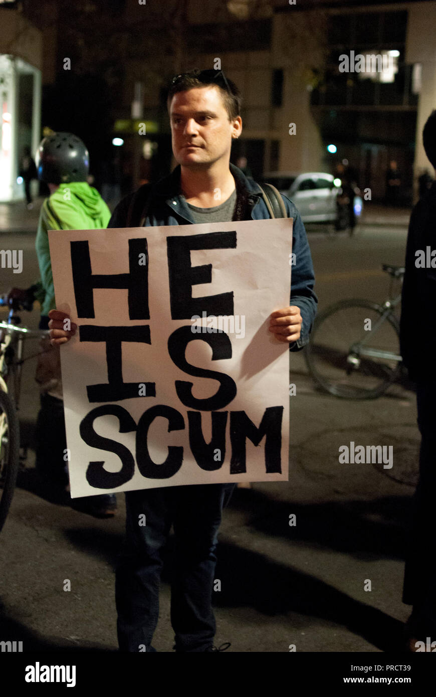 Un manifestant porte un écriteau 'il est' écume lors de manifestations en centre-ville d'Oakland contre l'élection du président Donald Trump le 9 novembre 2016. Banque D'Images