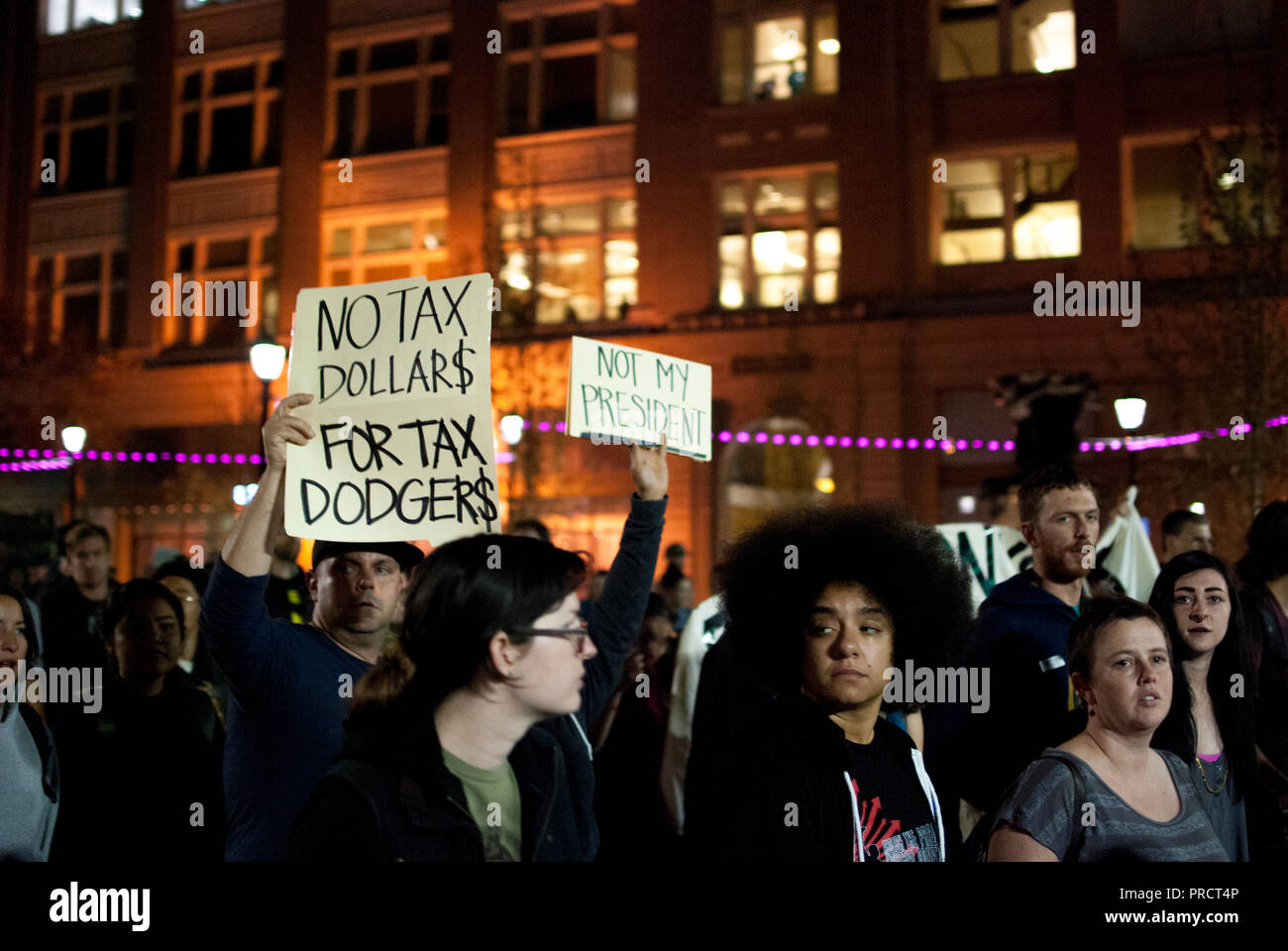 Des manifestants à Oakland faire signe à lire 'pas d'impôts pour les fraudeurs fiscaux' et 'pas mon président' contre l'élection de Donald Trump, le 9 novembre 2016 Banque D'Images