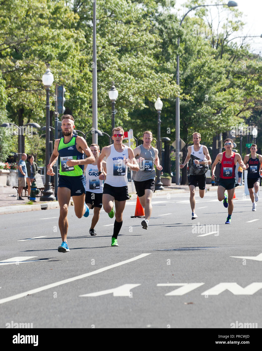 Les coureurs de la course à 800 mètres de la Marine - Washington, DC USA Banque D'Images