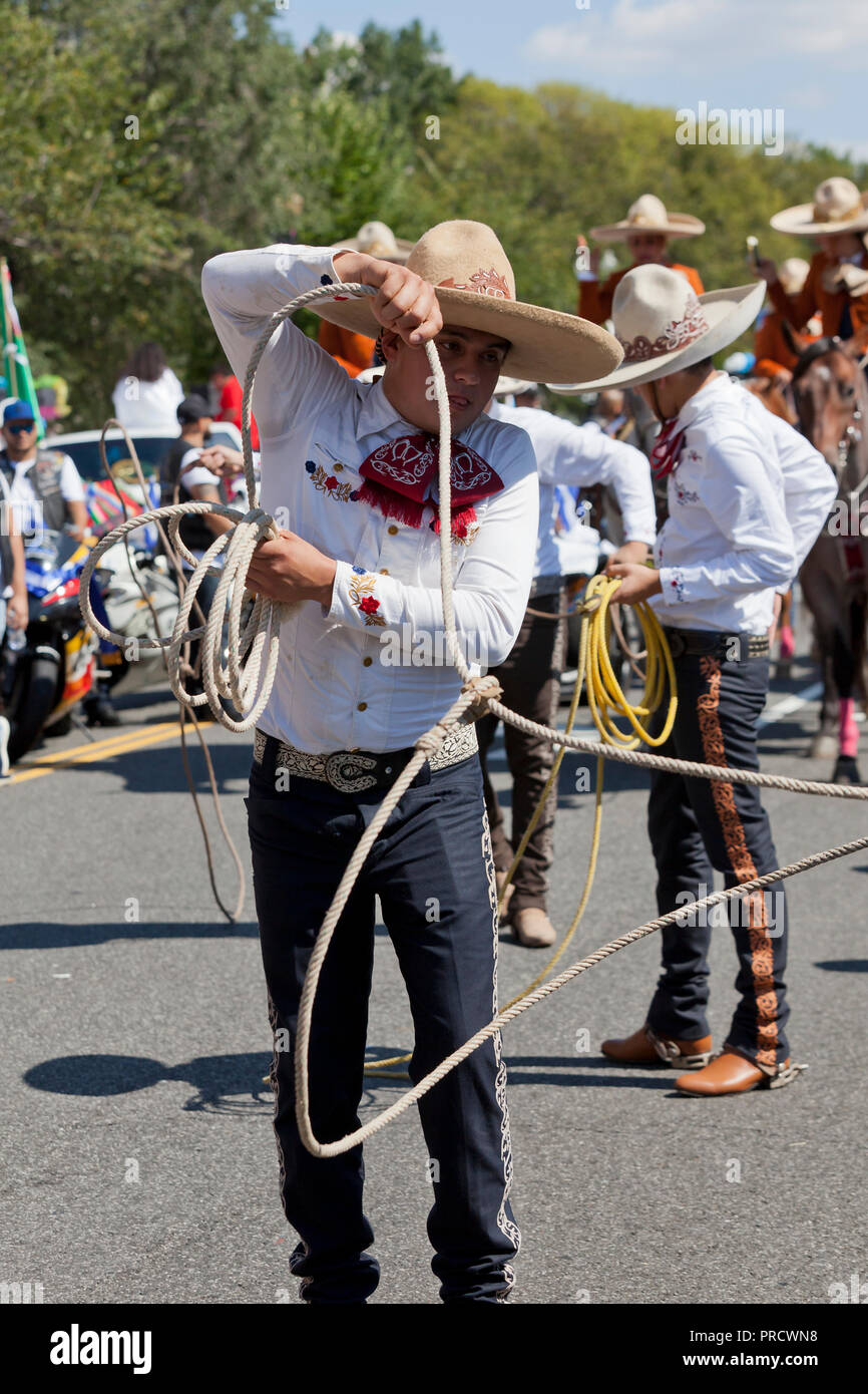 Un Vaquero (mexicain) la rotation d'un lasso de cowboy Banque D'Images
