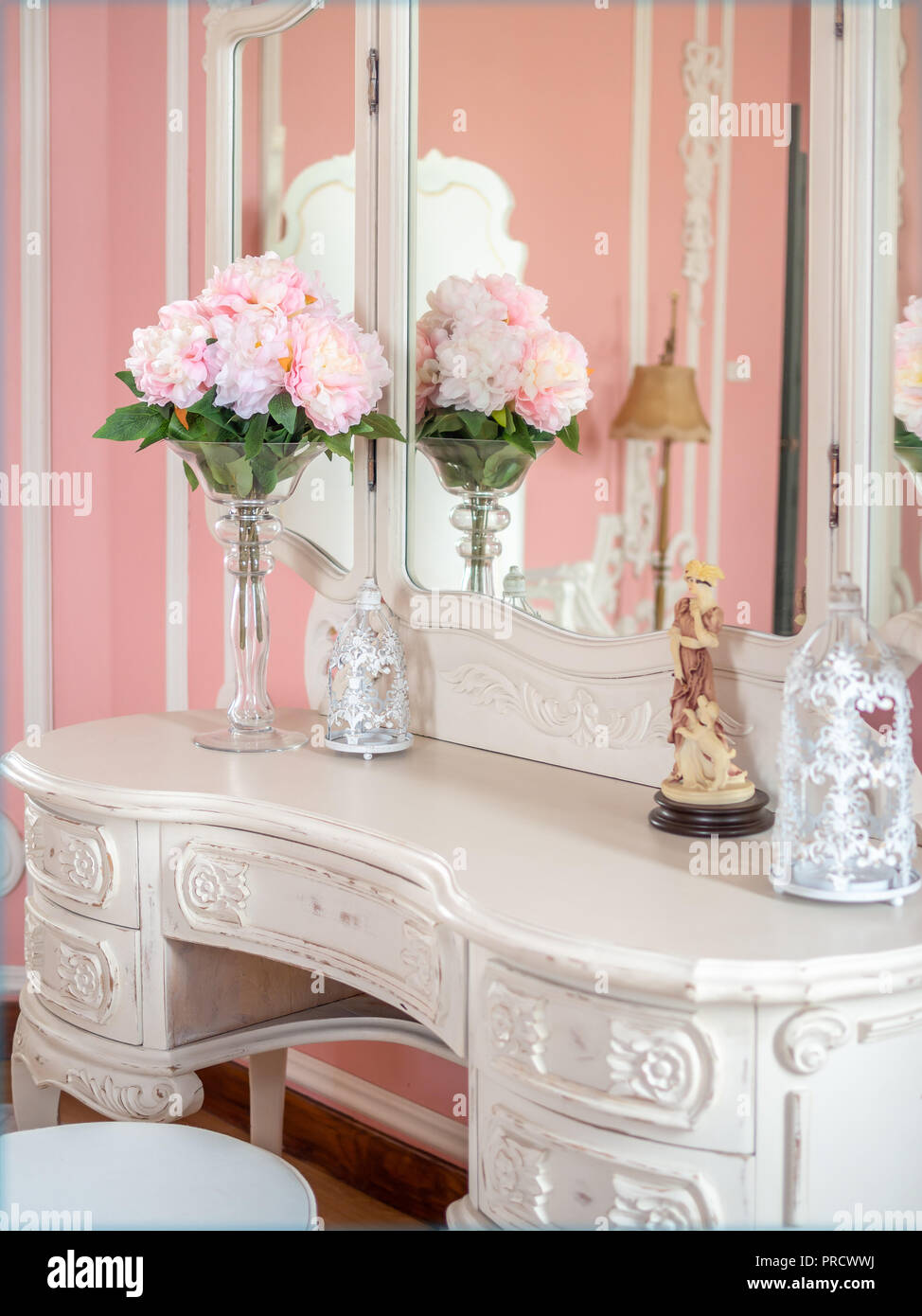 Bouquet de fleurs roses en vase en verre blanc sur la table et sweet boudoir chambre rose. Décoration Vintage style. Banque D'Images