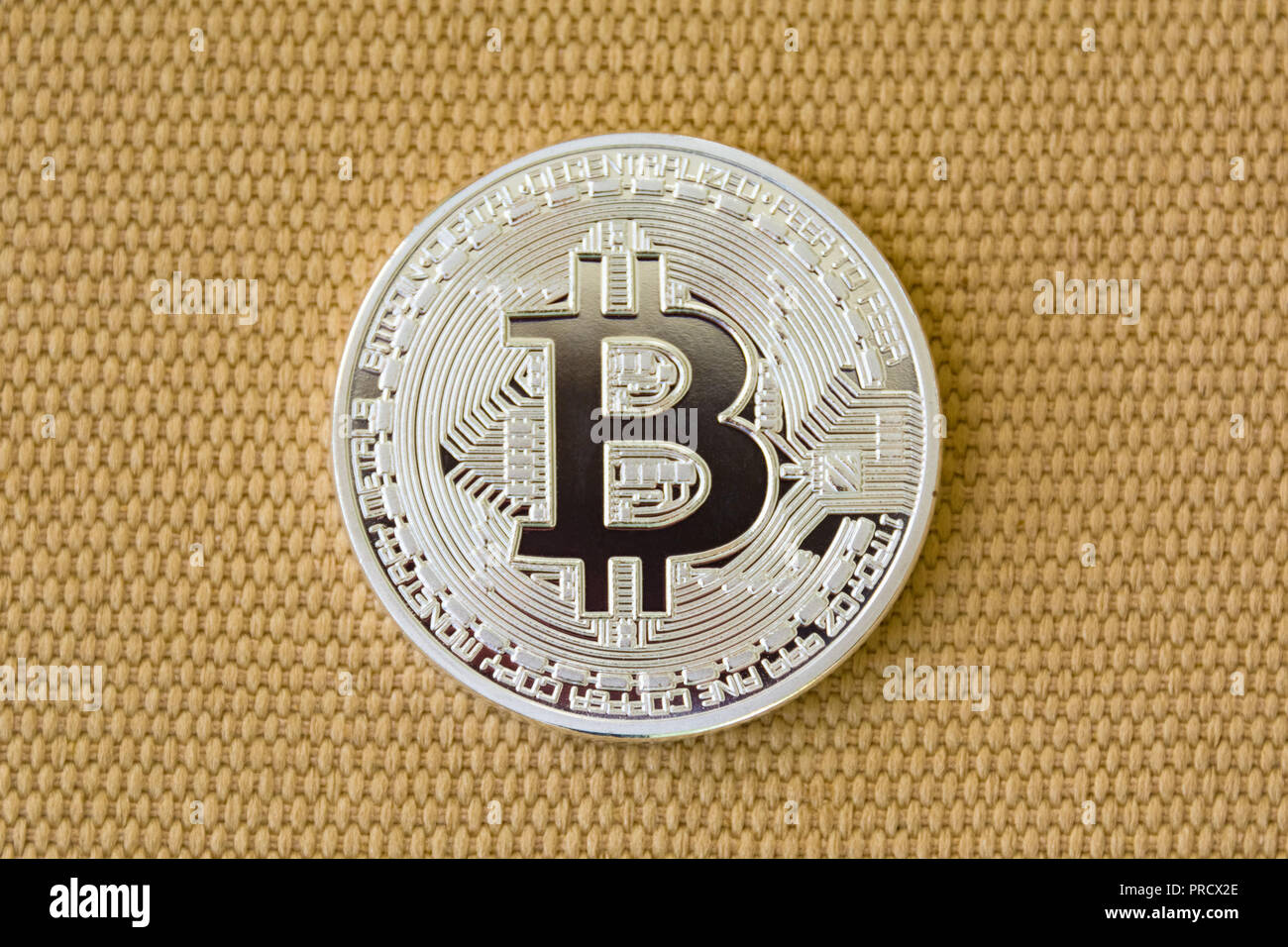 Avers de métal jaune sur fond fibre bitcoin Banque D'Images