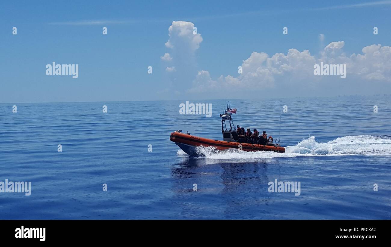 La Garde côtière canadienne William Flores petit-d'équipage de bateau, mène des opérations d'application de la loi dans le détroit de Floride, lundi 14 août, 2017. Le petit bateau, sur l'Horizon, un cutter est déployée à coque rigide conçu pour poursuivre et d'interception rapide, les navires non conformes. Photo de la Garde côtière du Maître de 2e classe Brett C. Pierce Banque D'Images