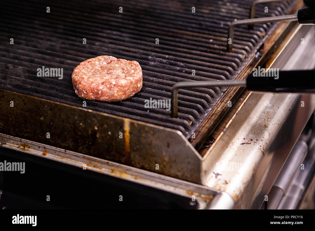 Chef burger sur grill restaurant .chef expérimenté Banque D'Images