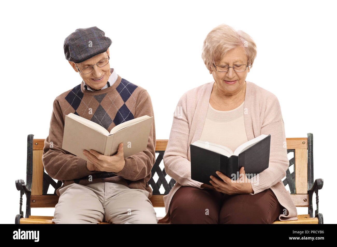 Les personnes âgées assises sur un banc et lecture isolé sur fond blanc Banque D'Images