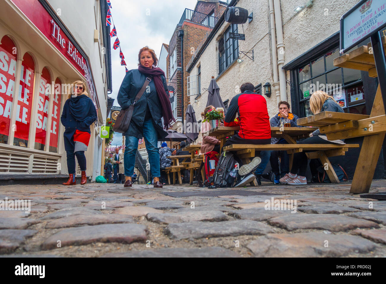 Low angle view de gens assis dehors sur des tables à l'extérieur de l'Horse and Groom pub dans Market Street, Windsor, Royaume-Uni. Banque D'Images