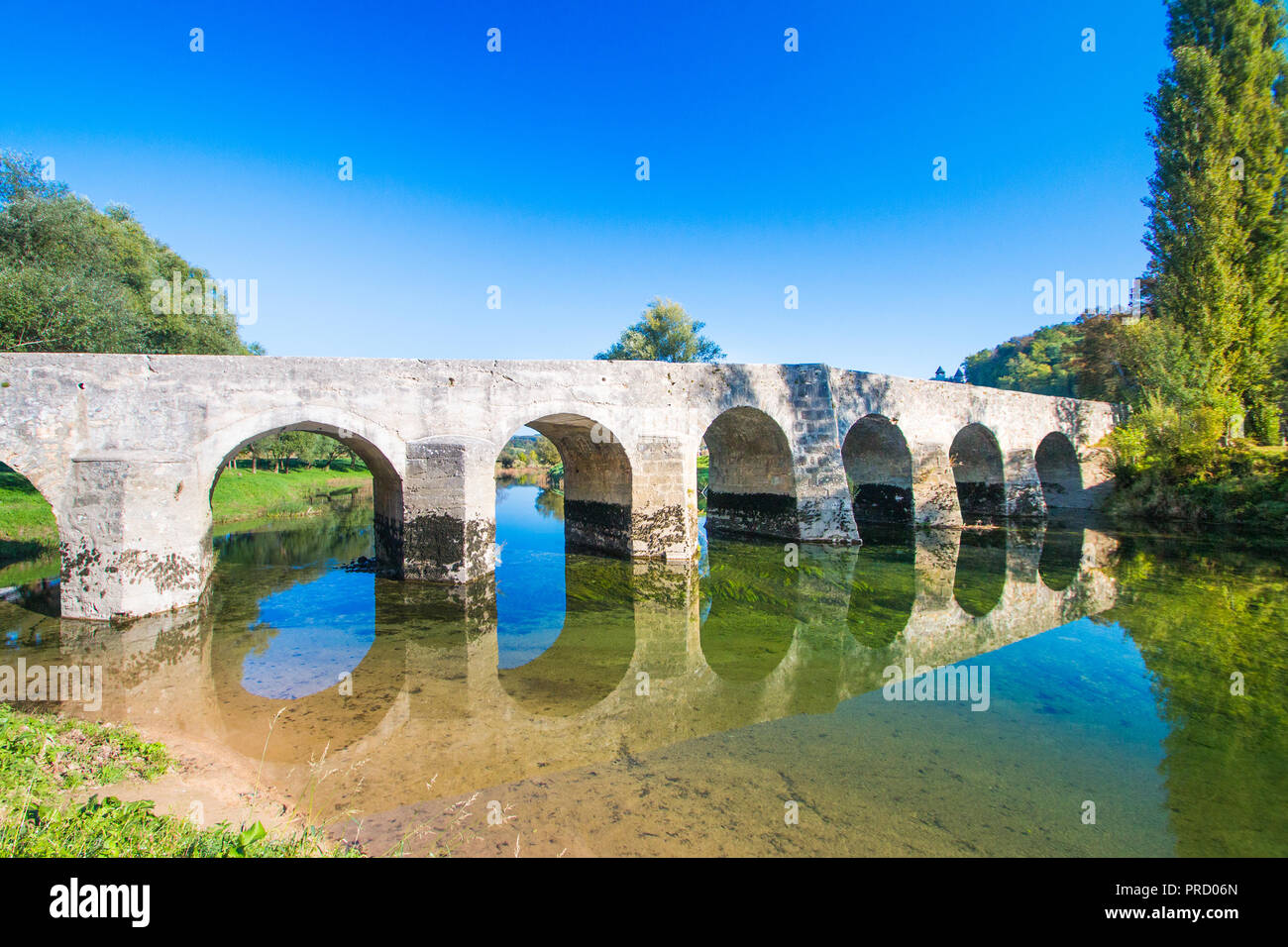 Vieux pont de pierre sur la rivière Dobra à Karlovac county, Croatie Banque D'Images