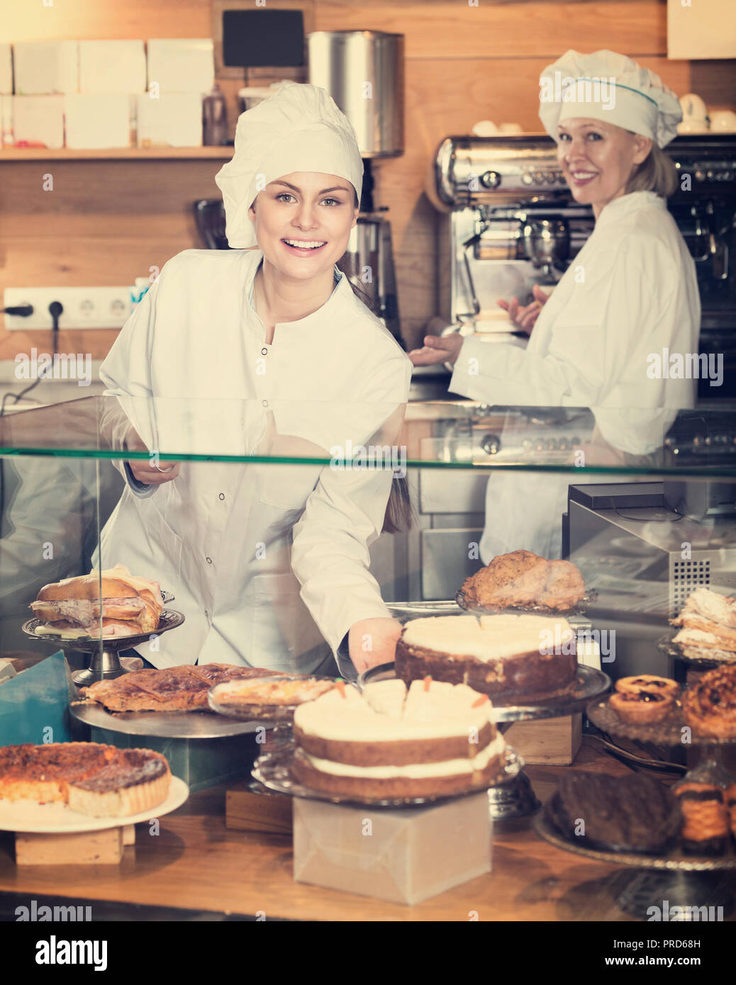 Les femmes gaies de tartes et vente de pâtisserie, dans le café-house Banque D'Images