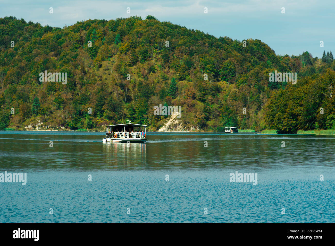 Bateau de tourisme sur le parc national des Lacs de Plitvice, Croatie Banque D'Images