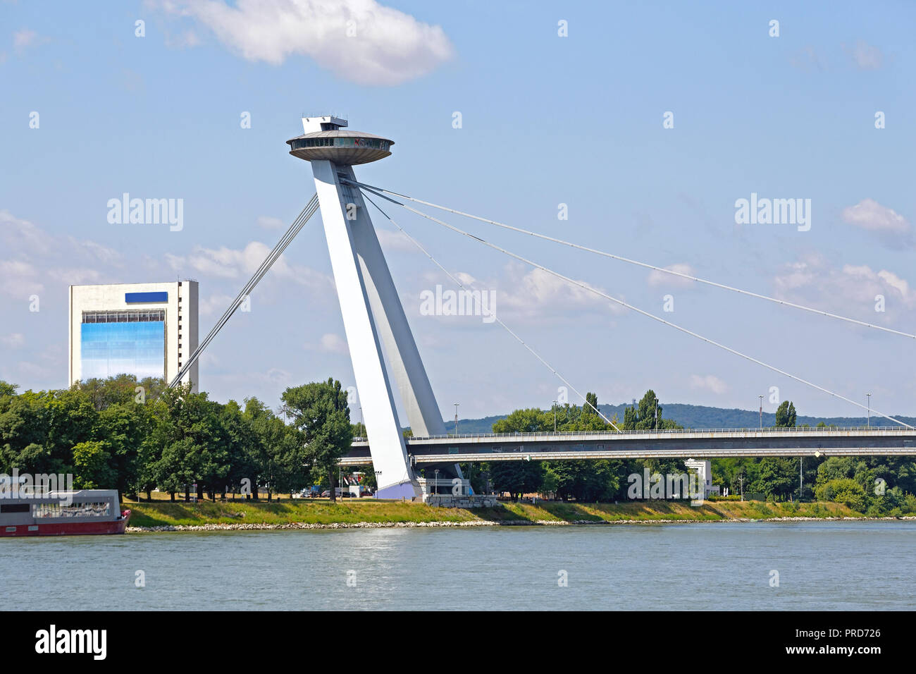Célèbre Pont de Bratislava avec restaurant d'ovnis au dessus de pylône Banque D'Images