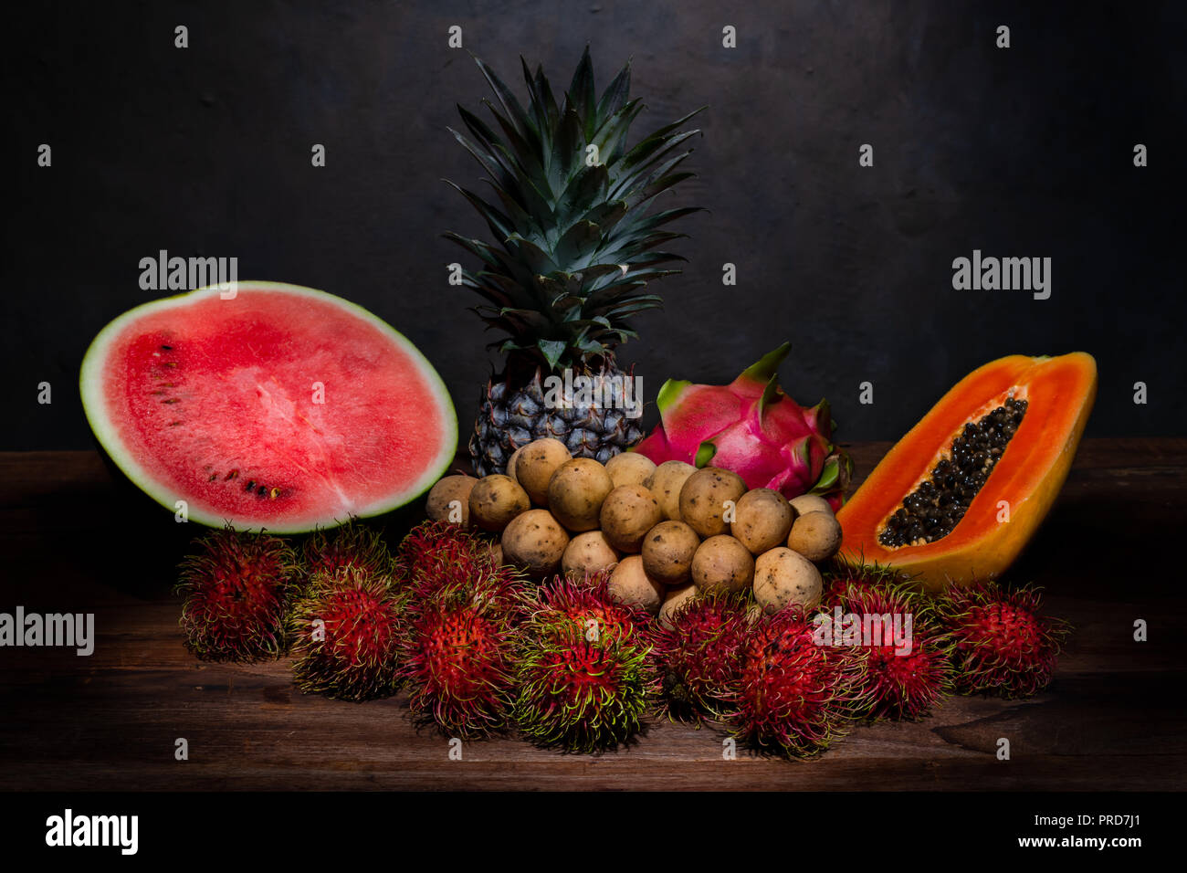 La photographie de la vie toujours un tas de fruits thaï sur la table en bois Banque D'Images