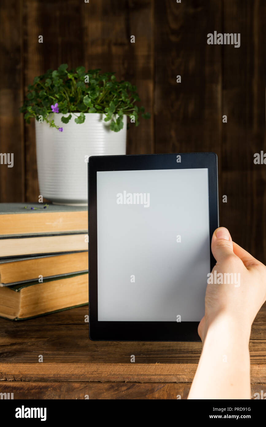 Ebook, tablette numérique, avec de vieux livres réel sur le fond rustique à proximité Banque D'Images